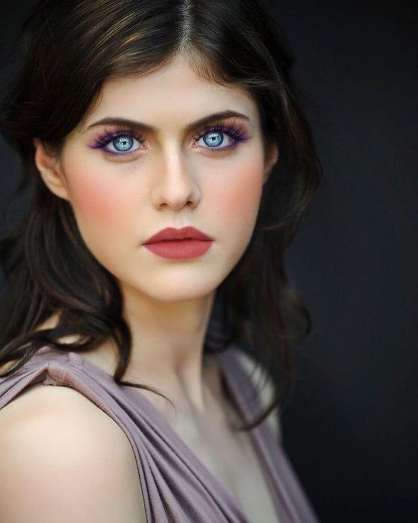 Alexandra Daddario - mỹ nhân sở hữu đôi mắt biếc đẹp nhất Hollywood: Đám cưới đẹp như truyện cổ tích, nhận được lời chúc phúc từ vợ cũ của chồng - Ảnh 3. Alexandra Daddario - mỹ nhân sở hữu đôi mắt biếc đẹp nhất Hollywood: Đám cưới đẹp như truyện cổ tích, nhận được lời chúc phúc từ vợ cũ của chồng - Ảnh 3.
