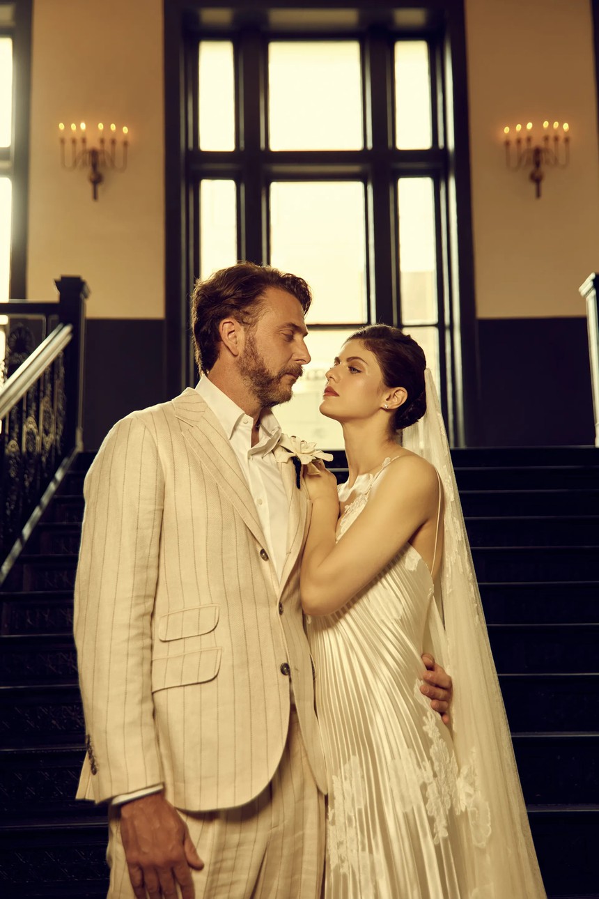 Alexandra Daddario - mỹ nhân sở hữu đôi mắt biếc đẹp nhất Hollywood: Đám cưới đẹp như truyện cổ tích, nhận được lời chúc phúc từ vợ cũ của chồng - Ảnh 5. Alexandra Daddario - mỹ nhân sở hữu đôi mắt biếc đẹp nhất Hollywood: Đám cưới đẹp như truyện cổ tích, nhận được lời chúc phúc từ vợ cũ của chồng - Ảnh 5.