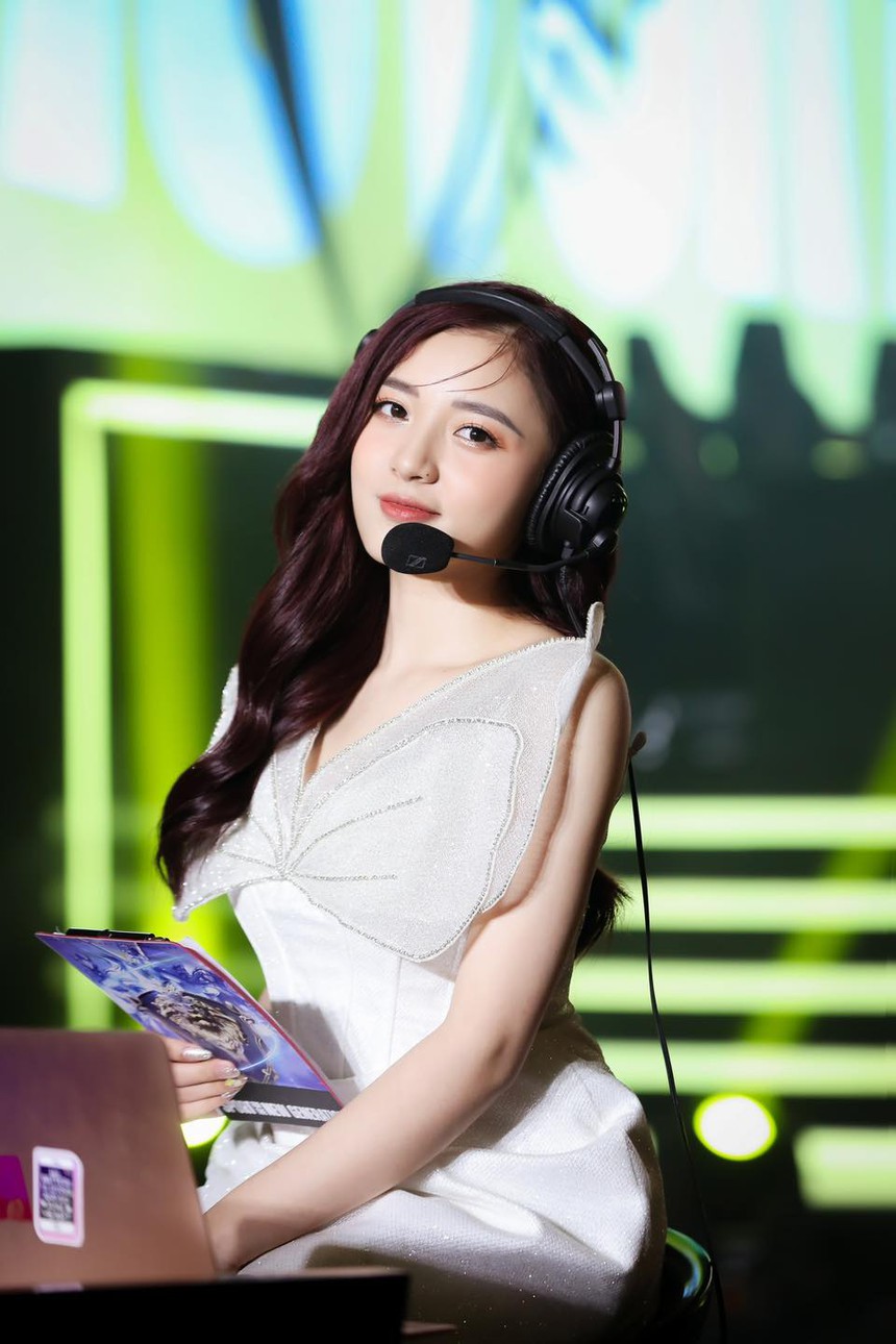 Kể về hành trình rẽ hướng táo bạo từ truyền hình sang Esports, MC Phương Thảo thổ lộ tình yêu nồng cháy với sự cuồng nhiệt của thế giới game - Ảnh 2. Kể về hành trình rẽ hướng táo bạo từ truyền hình sang Esports, MC Phương Thảo thổ lộ tình yêu nồng cháy với sự cuồng nhiệt của thế giới game - Ảnh 2.