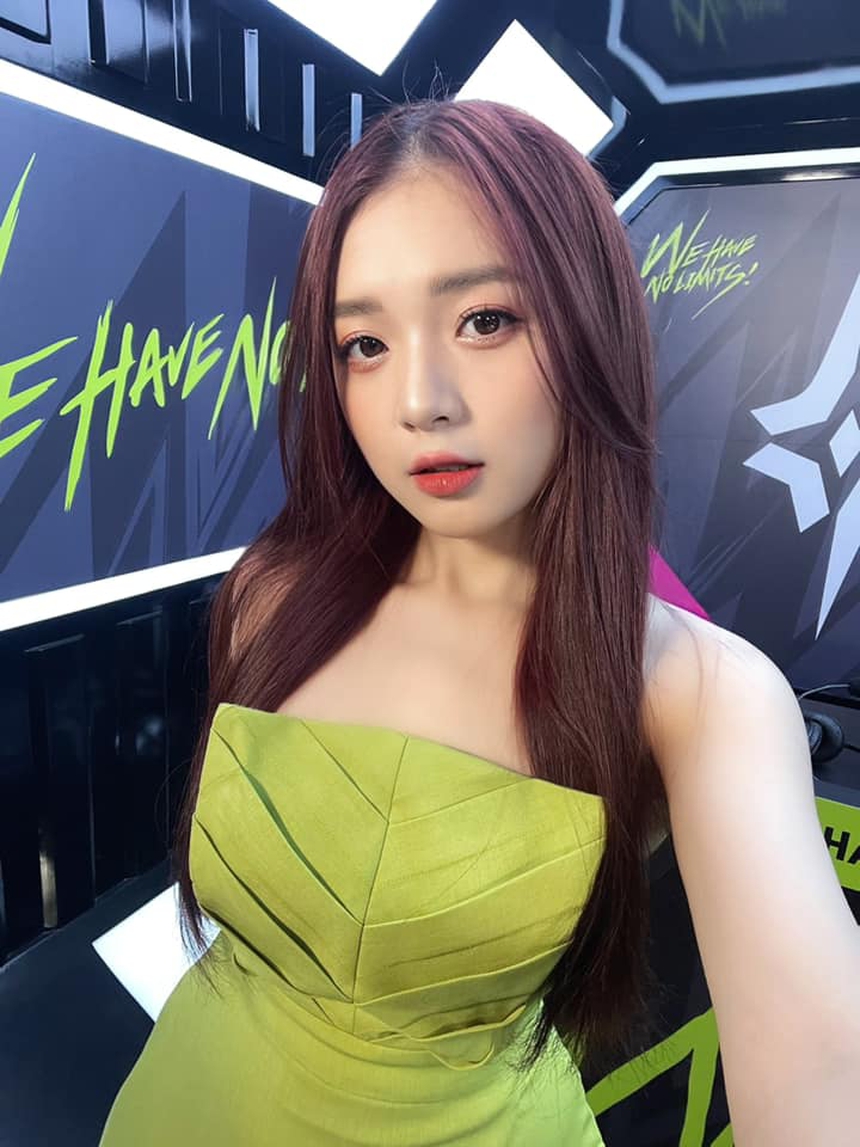 Kể về hành trình rẽ hướng táo bạo từ truyền hình sang Esports, MC Phương Thảo thổ lộ tình yêu nồng cháy với sự cuồng nhiệt của thế giới game - Ảnh 1. Kể về hành trình rẽ hướng táo bạo từ truyền hình sang Esports, MC Phương Thảo thổ lộ tình yêu nồng cháy với sự cuồng nhiệt của thế giới game - Ảnh 1.