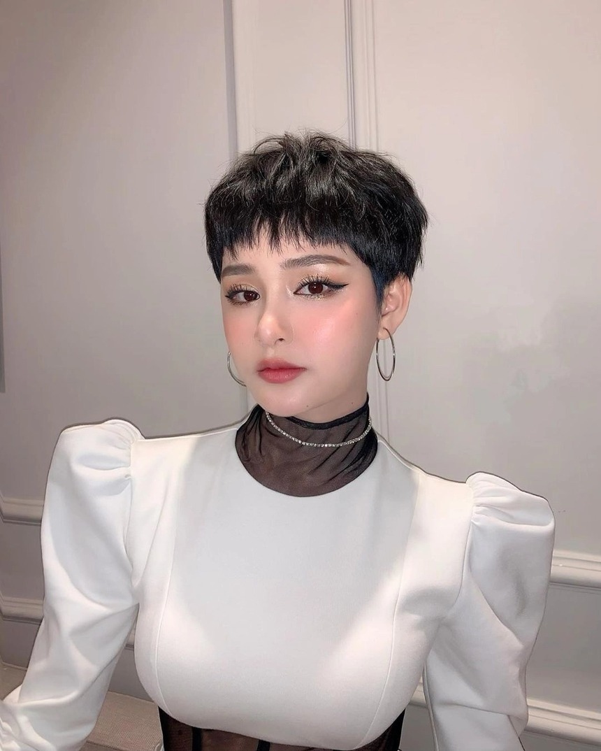 Angela Phương Trinh cắt tóc, nhìn lại tưởng Hiền Hồ - Ảnh 3. Angela Phương Trinh cắt tóc, nhìn lại tưởng Hiền Hồ - Ảnh 3.