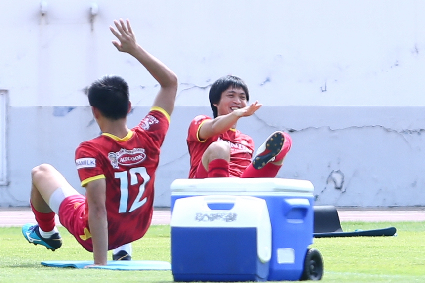 Hoàng Đức trở lại, HLV Park Hang-seo theo sát động tác của học trò - Ảnh 7.