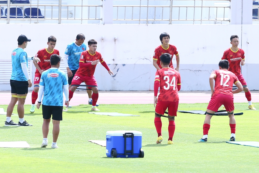 Hoàng Đức trở lại, HLV Park Hang-seo theo sát động tác của học trò - Ảnh 8.