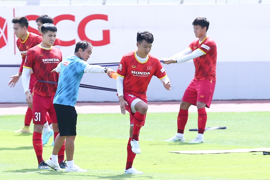 Hoàng Đức trở lại, HLV Park Hang-seo theo sát động tác của học trò - Ảnh 6.