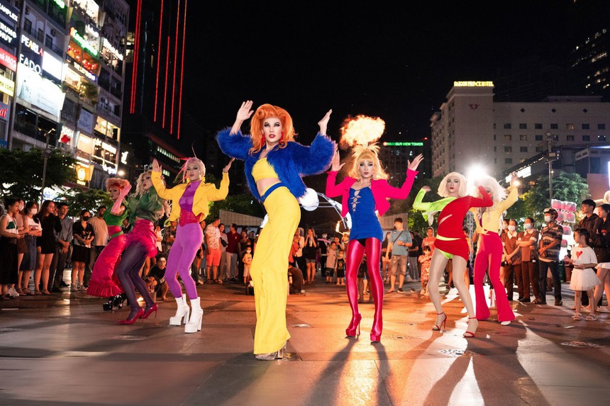 Lên đồ hưởng ứng "Tiệc sale bung xõa", giới trẻ biến phố đi bộ Nguyễn Huệ thành sàn diễn thời trang cực "cháy" - Ảnh 2.