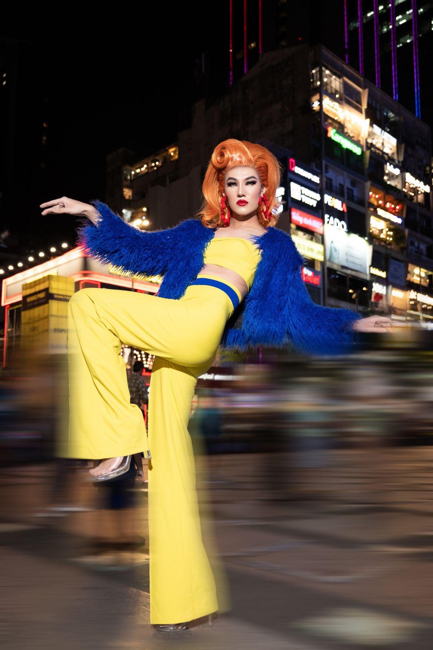 Lên đồ hưởng ứng "Tiệc sale bung xõa", giới trẻ biến phố đi bộ Nguyễn Huệ thành sàn diễn thời trang cực "cháy" - Ảnh 3.