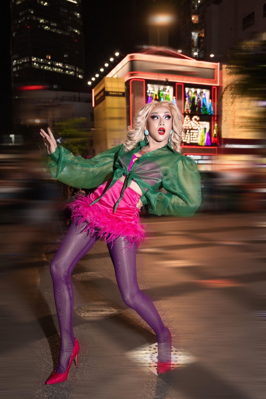 Lên đồ hưởng ứng "Tiệc sale bung xõa", giới trẻ biến phố đi bộ Nguyễn Huệ thành sàn diễn thời trang cực "cháy" - Ảnh 5.