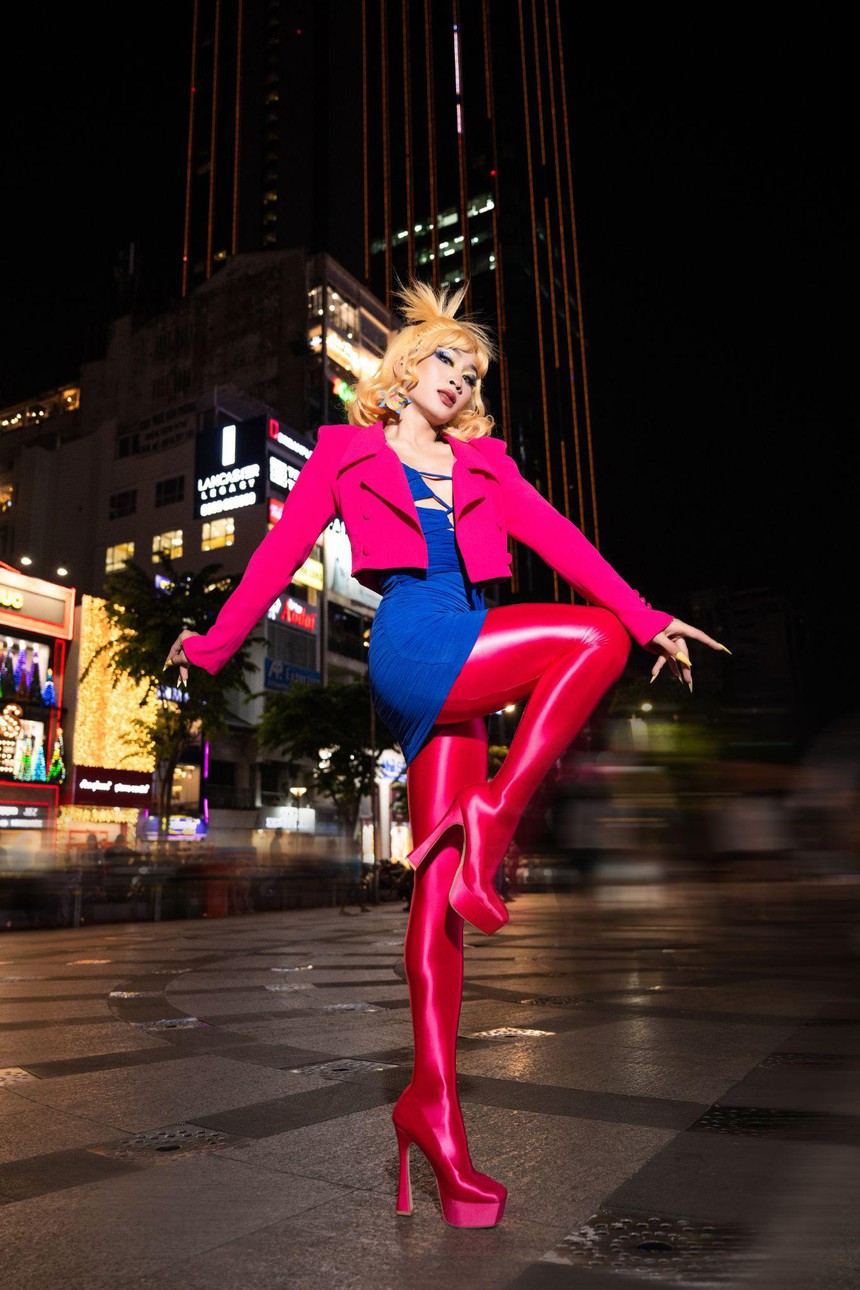 Lên đồ hưởng ứng "Tiệc sale bung xõa", giới trẻ biến phố đi bộ Nguyễn Huệ thành sàn diễn thời trang cực "cháy" - Ảnh 6.