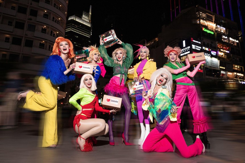 Lên đồ hưởng ứng "Tiệc sale bung xõa", giới trẻ biến phố đi bộ Nguyễn Huệ thành sàn diễn thời trang cực "cháy" - Ảnh 7.