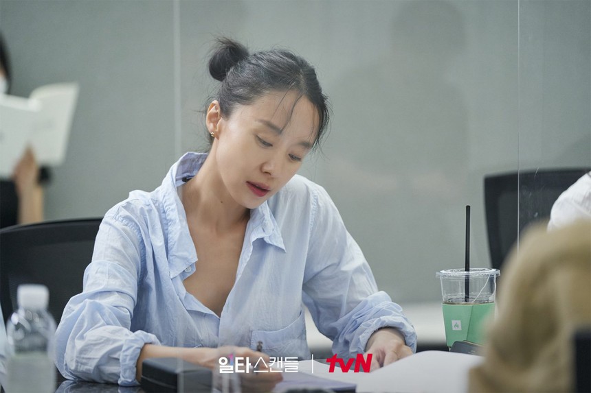 Phim của 'ảnh hậu Cannes' Jeon Do Yeon và Jung Kyung Ho tung poster chính thức - Ảnh 2. Phim của 'ảnh hậu Cannes' Jeon Do Yeon và Jung Kyung Ho tung poster chính thức - Ảnh 2.