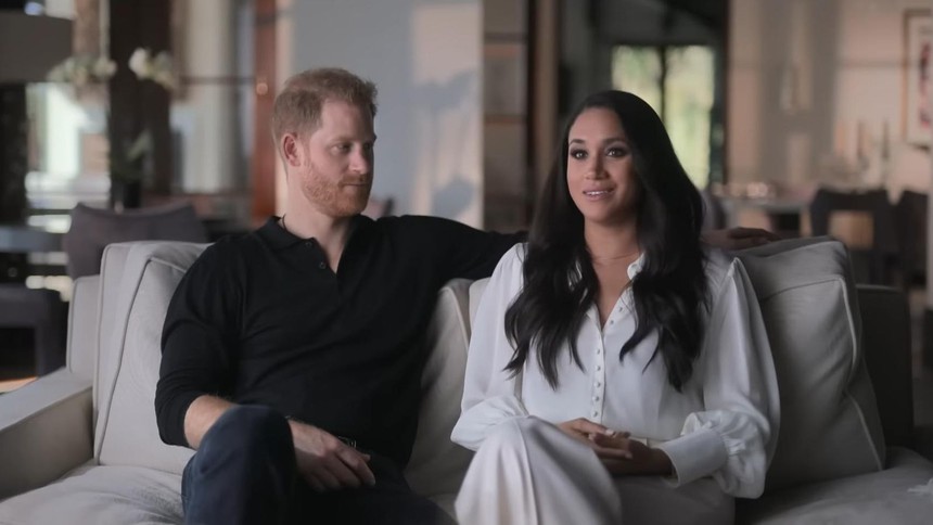 Harry và Meghan kể lể những gì trong phim tài liệu vừa lên sóng mà khiến bạn thân muốn quay lưng, Hoàng gia Anh "sẵn sàng đáp trả"? - Ảnh 3.