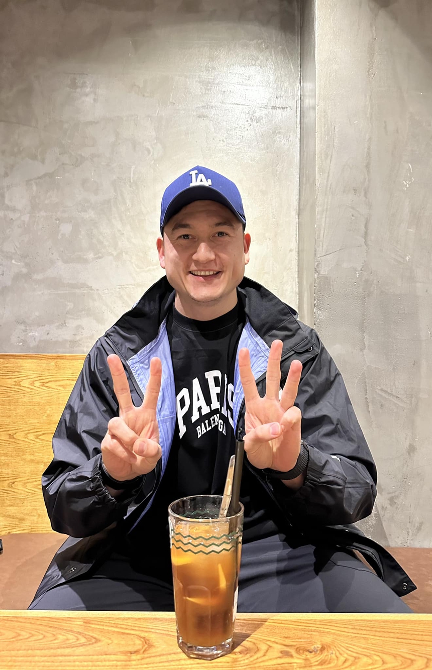 Hội tuyển thủ đón năm mới: Đình Trọng khoe giấy chứng nhận kết hôn, Văn Lâm gọi video cùng gia đình - Ảnh 4.