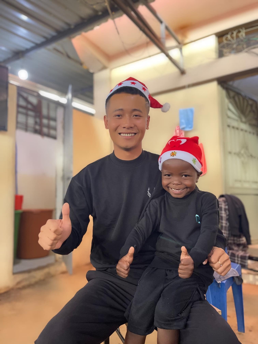 Lý do khiến Lôi con - cậu bé châu Phi được Quang Linh Vlogs chăm như con được cư dân mạng Việt yêu thích - Ảnh 1.