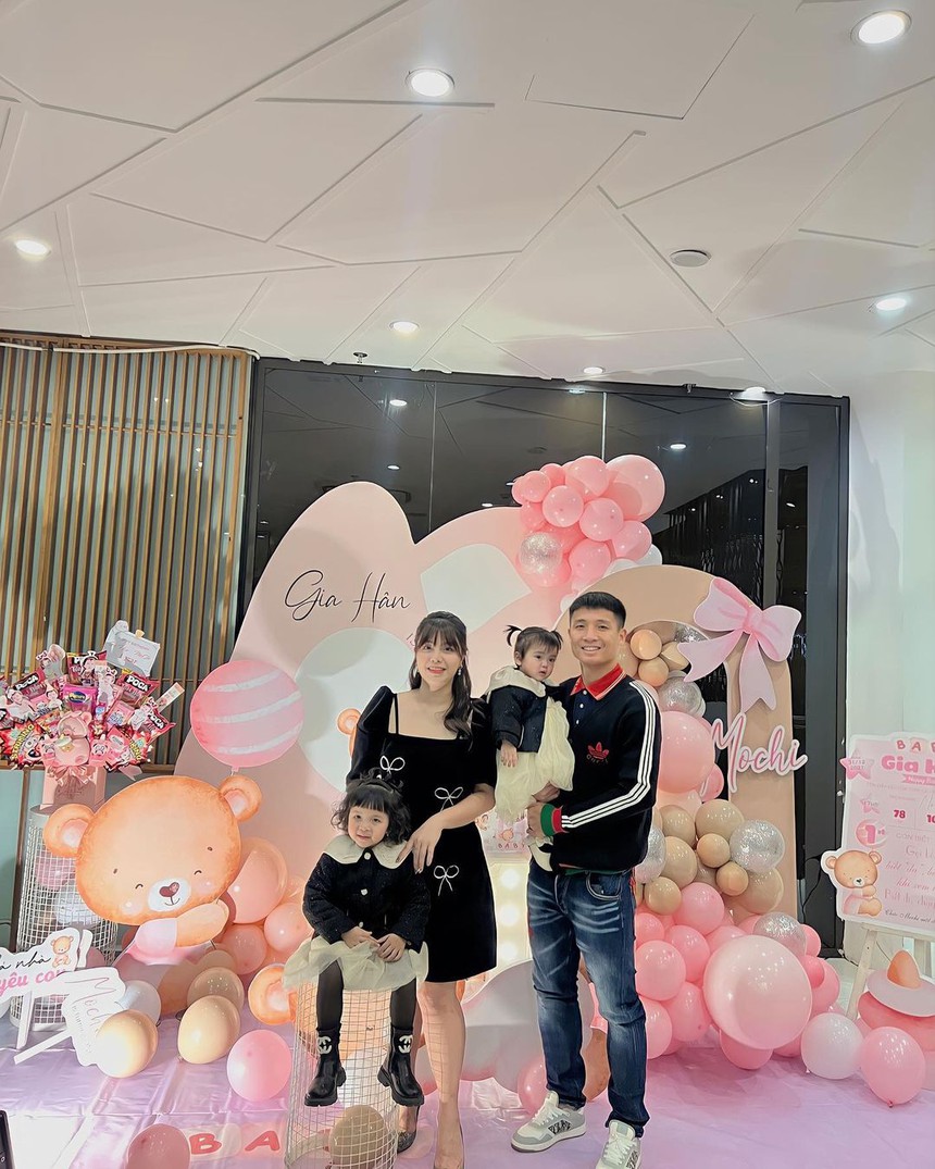 Hội tuyển thủ đón năm mới: Đình Trọng khoe giấy chứng nhận kết hôn, Văn Lâm gọi video cùng gia đình - Ảnh 5.