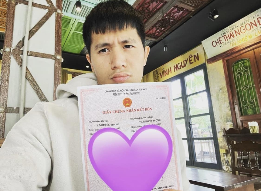 Hội tuyển thủ đón năm mới: Đình Trọng khoe giấy chứng nhận kết hôn, Văn Lâm gọi video cùng gia đình - Ảnh 1.