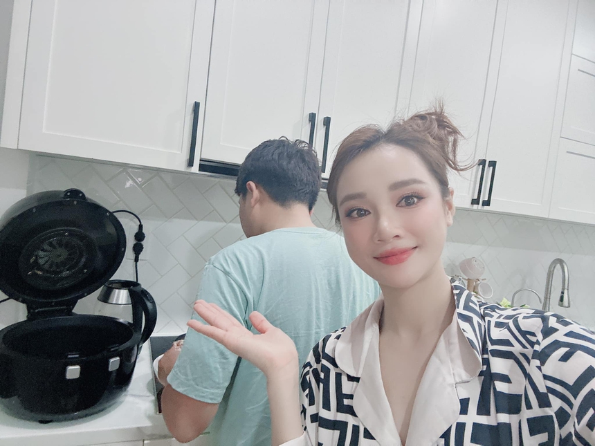 Nhã Phương khoe khoảnh khắc Trường Giang tự làm điều này cho vợ trong ngày đầu năm mới - Ảnh 2.