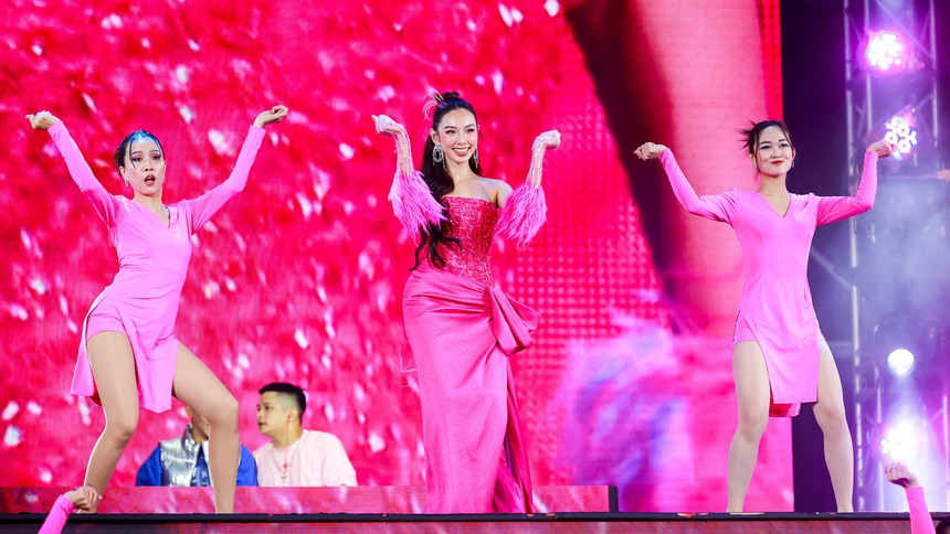 Mỹ Tâm gây choáng ngợp với thần thái "Nữ hoàng", Thùy Tiên biến sân khấu countdown thành sàn catwalk cực hot - Ảnh 13.