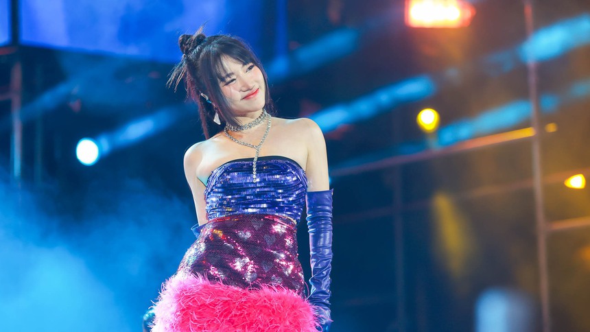 Mỹ Tâm gây choáng ngợp với thần thái "Nữ hoàng", Thùy Tiên biến sân khấu countdown thành sàn catwalk cực hot - Ảnh 16.