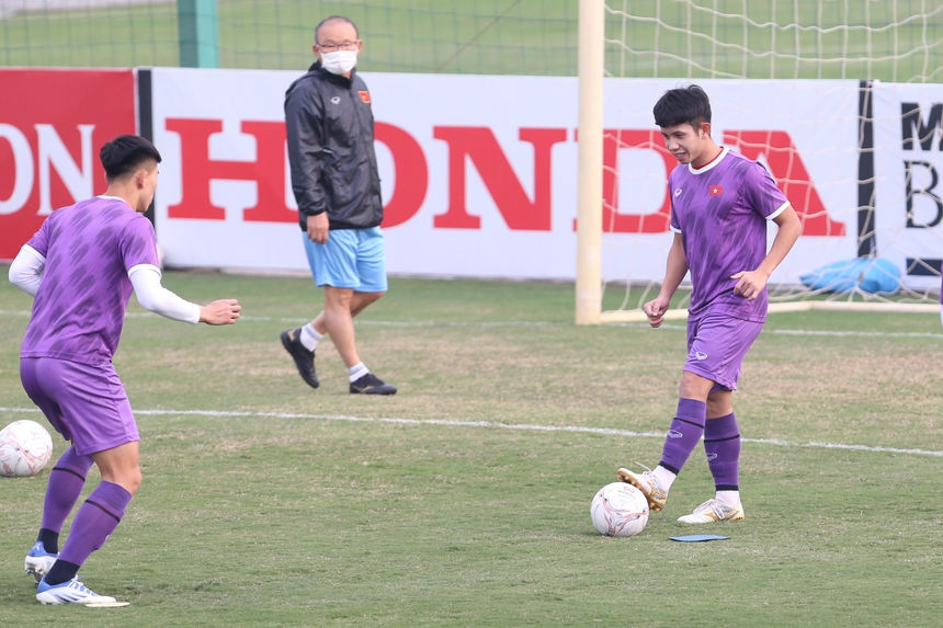 HLV Park Hang-seo ân cần với các học trò trong buổi tập đầu tiên của năm 2023 - Ảnh 6.