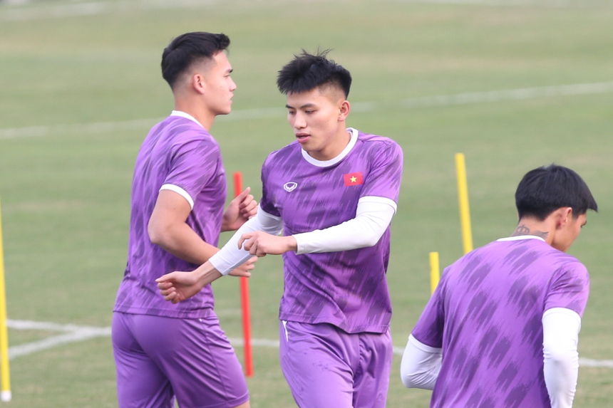 HLV Park Hang-seo ân cần với các học trò trong buổi tập đầu tiên của năm 2023 - Ảnh 4.