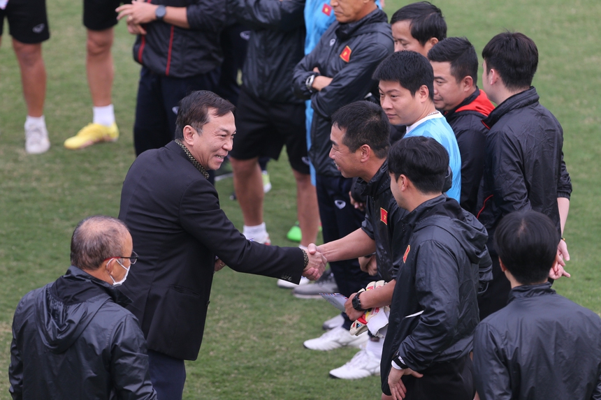 Quế Ngọc Hải tập riêng cùng bác sĩ Choi, nguy cơ vắng mặt trận đấu với Myanmar - Ảnh 5. Quế Ngọc Hải tập riêng cùng bác sĩ Choi, nguy cơ vắng mặt trận đấu với Myanmar - Ảnh 5.