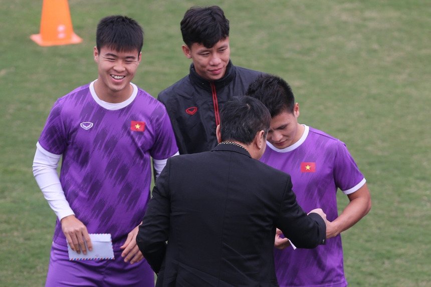 Quế Ngọc Hải tập riêng cùng bác sĩ Choi, nguy cơ vắng mặt trận đấu với Myanmar - Ảnh 3. Quế Ngọc Hải tập riêng cùng bác sĩ Choi, nguy cơ vắng mặt trận đấu với Myanmar - Ảnh 3.