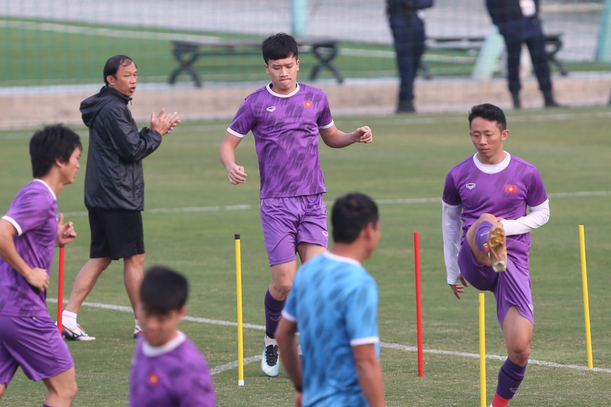 Quế Ngọc Hải tập riêng cùng bác sĩ Choi, nguy cơ vắng mặt trận đấu với Myanmar - Ảnh 4. Quế Ngọc Hải tập riêng cùng bác sĩ Choi, nguy cơ vắng mặt trận đấu với Myanmar - Ảnh 4.