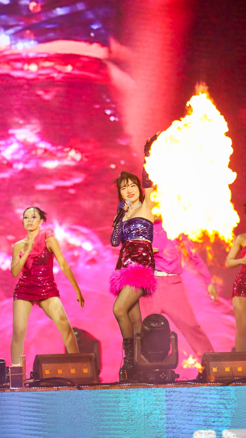 Mỹ Tâm gây choáng ngợp với thần thái "Nữ hoàng", Thùy Tiên biến sân khấu countdown thành sàn catwalk cực hot - Ảnh 15.