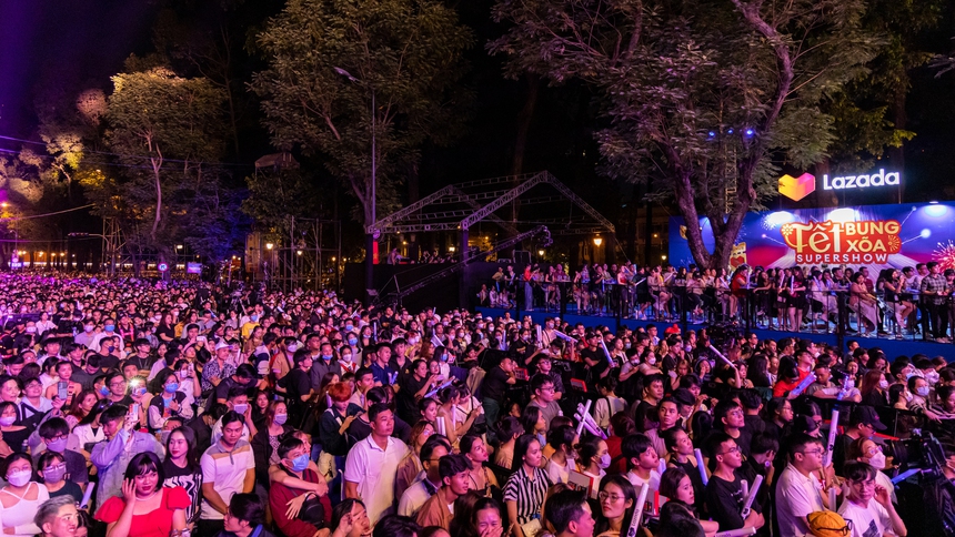 Mỹ Tâm gây choáng ngợp với thần thái "Nữ hoàng", Thùy Tiên biến sân khấu countdown thành sàn catwalk cực hot - Ảnh 1.