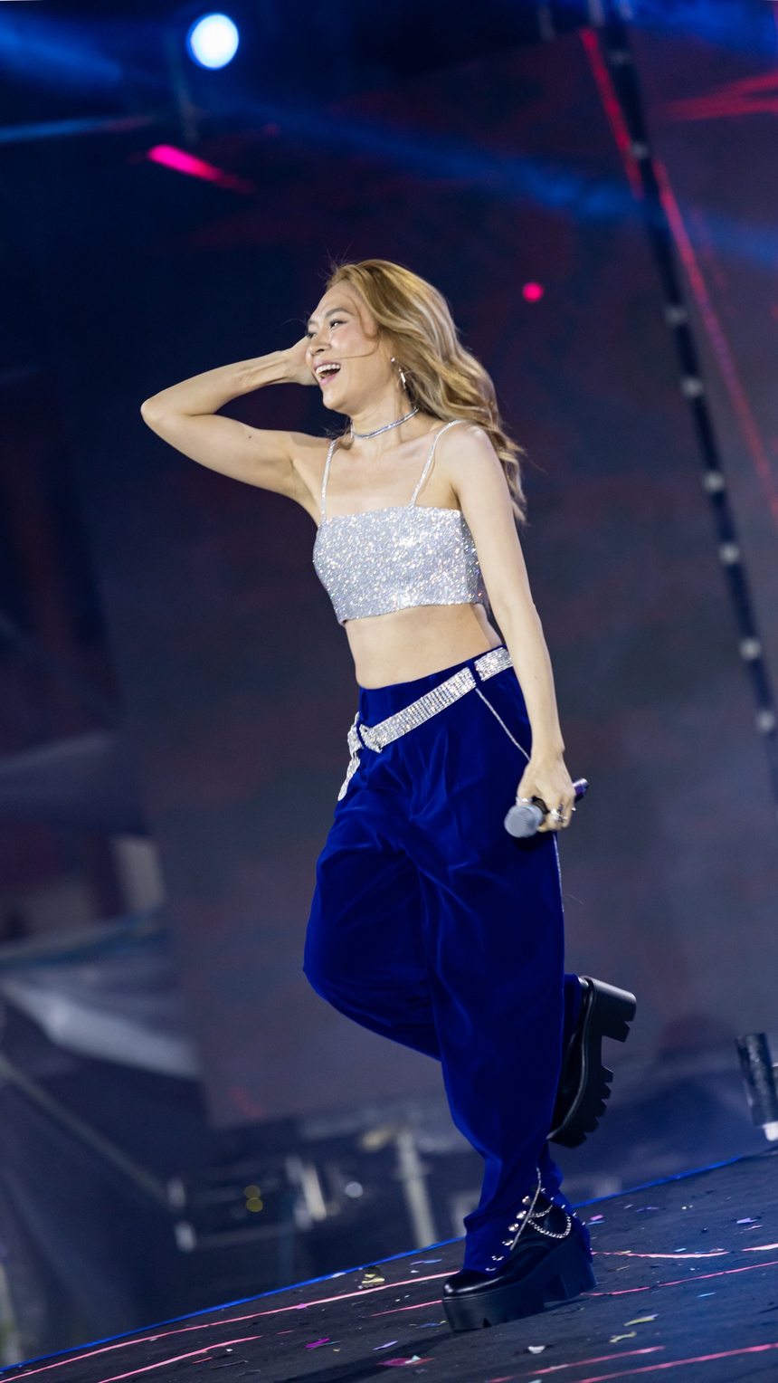 Mỹ Tâm gây choáng ngợp với thần thái "Nữ hoàng", Thùy Tiên biến sân khấu countdown thành sàn catwalk cực hot - Ảnh 18.