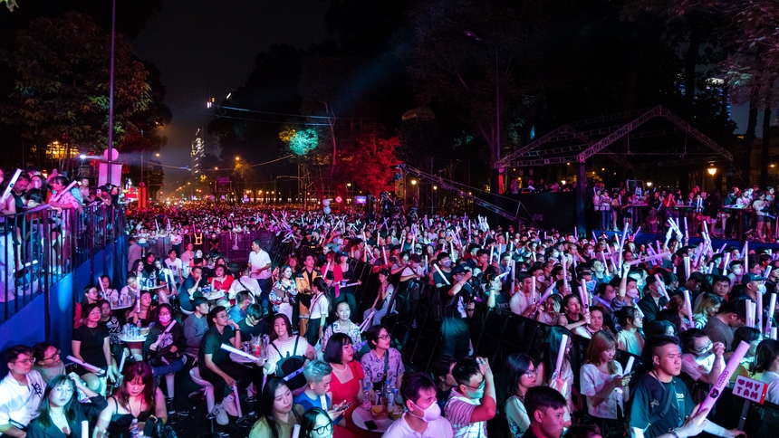 Mỹ Tâm gây choáng ngợp với thần thái "Nữ hoàng", Thùy Tiên biến sân khấu countdown thành sàn catwalk cực hot - Ảnh 2.