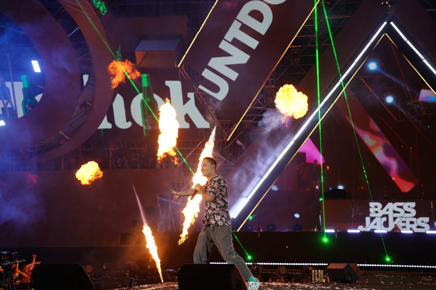 DJ Bassjackers cùng Diva Hồng Nhung mở kết nối bất ngờ trong đại tiệc âm nhạc lớn nhất năm tại Nha Trang - Ảnh 8.