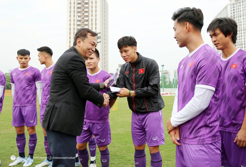 Chủ tịch VFF lì xì cho tuyển thủ Việt Nam - Ảnh 1. Chủ tịch VFF lì xì cho tuyển thủ Việt Nam - Ảnh 1.