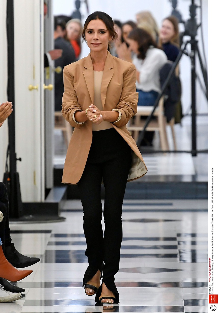 Lỗ 'chổng vó' nhưng Victoria Beckham không chịu giảm giá sản phẩm, đức lang quân bèn nói một câu chua chát - Ảnh 1.