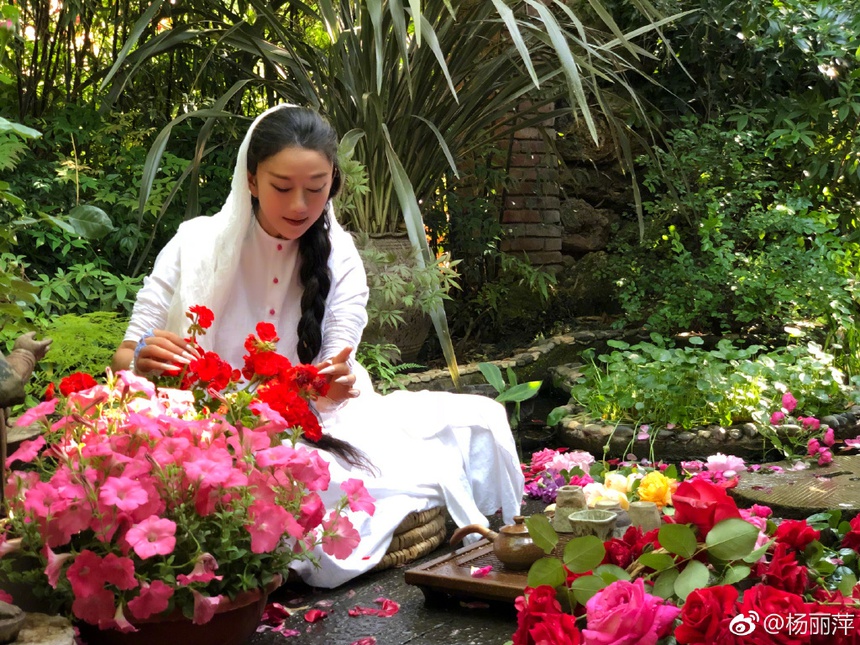 Cuộc sống của “Công chúa khổng tước” Dương Lệ Bình: Suốt 30 năm không ăn cơm để giữ dáng, 64 tuổi trẻ đẹp bất ngờ, ung dung sống giữa biệt thự đẹp như cổ tích - Ảnh 7.