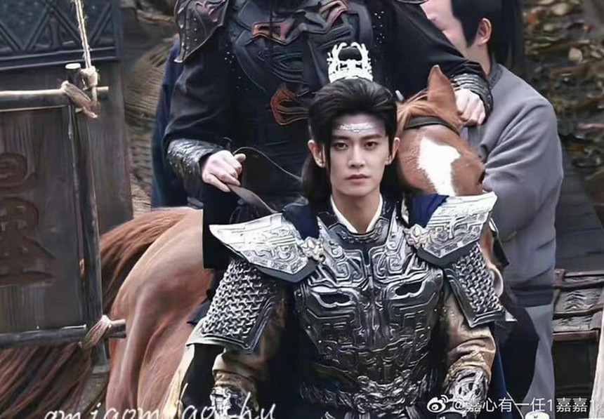 'Vỡ mộng' toàn tập với dàn mỹ nam cổ trang gần đây: Ốm yếu như bị quần áo 'nuốt chửng', nét mặt lờ đờ đến ngán ngẩm - Ảnh 1.