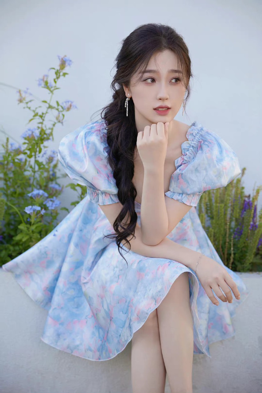 Bi hài chuyện Ngu Thư Hân - Triệu Lộ Tư: Cả năm cạnh tranh đến chuyện “ đánh má hồng” cũng gây tranh cãi - Ảnh 1.