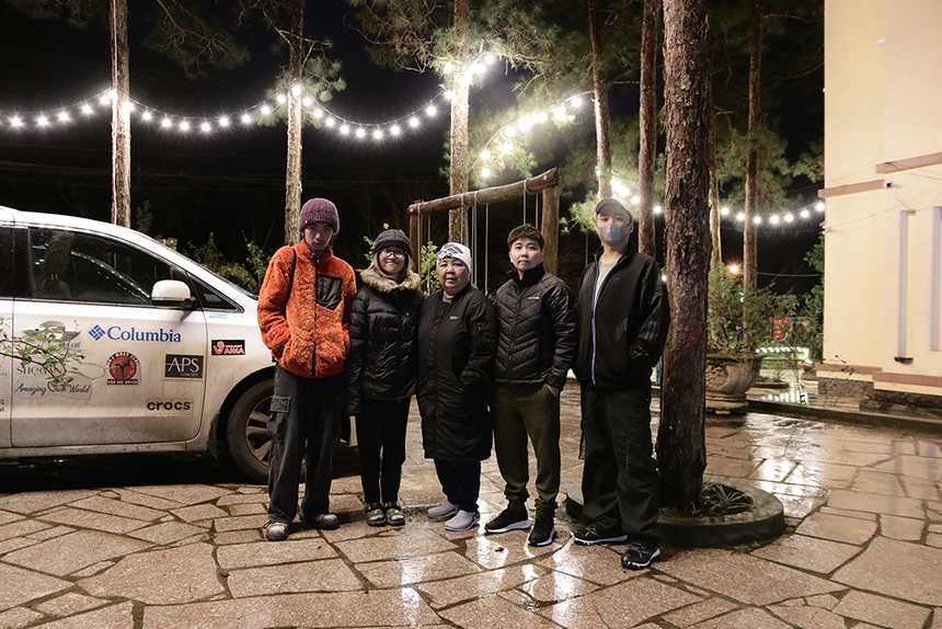 Giảng viên đại học U80 cùng con gái U40 lái xe vượt 1590km về Hà Nội ăn Tết - Ảnh 4.