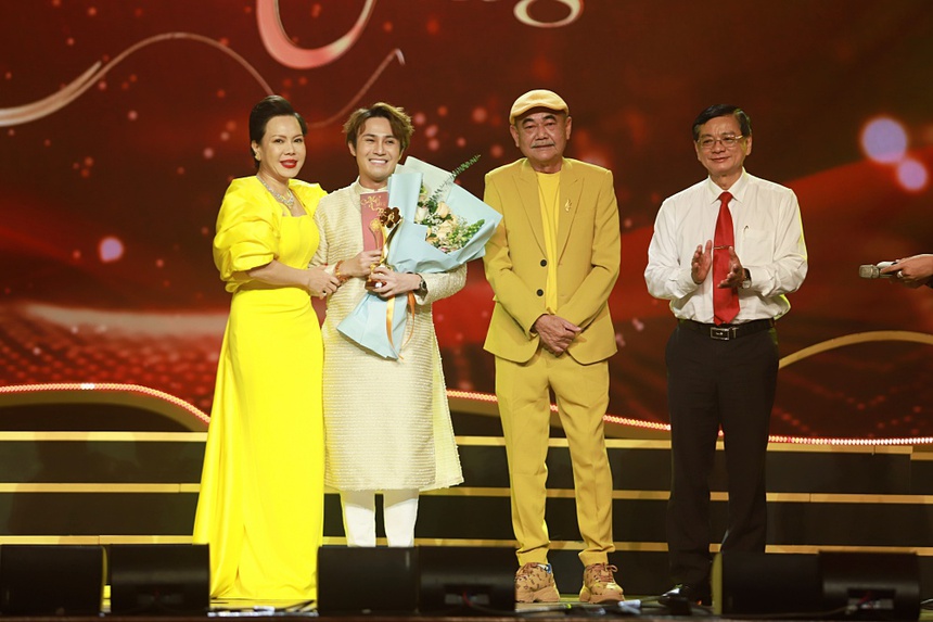 Ngô Kiến Huy nhận cú đúp Mai Vàng, Lan Ngọc lần thứ 3 nhận giải Nữ diễn viên được yêu thích nhất - Ảnh 7.