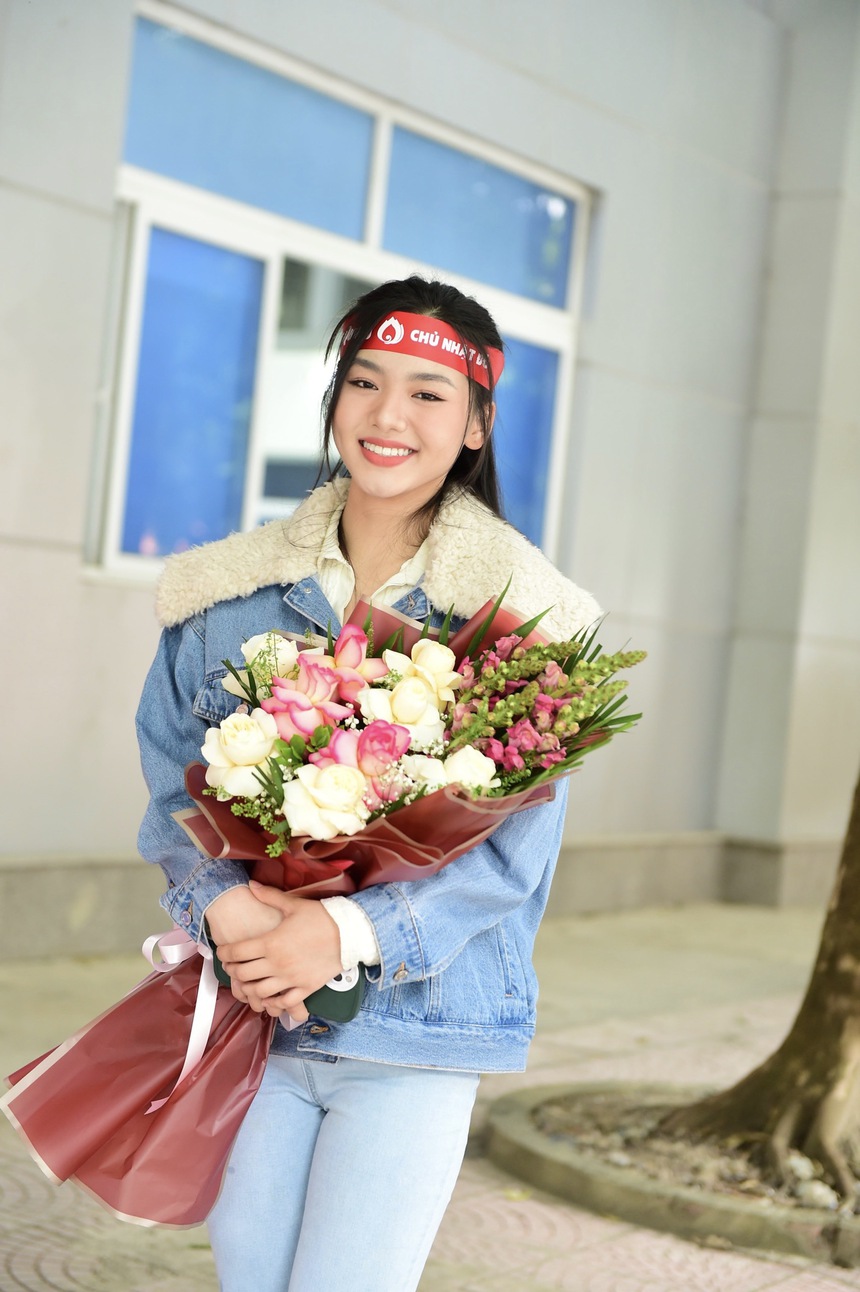 Người đẹp Đinh Khánh Hoà giản dị đi từ thiện  - Ảnh 1.