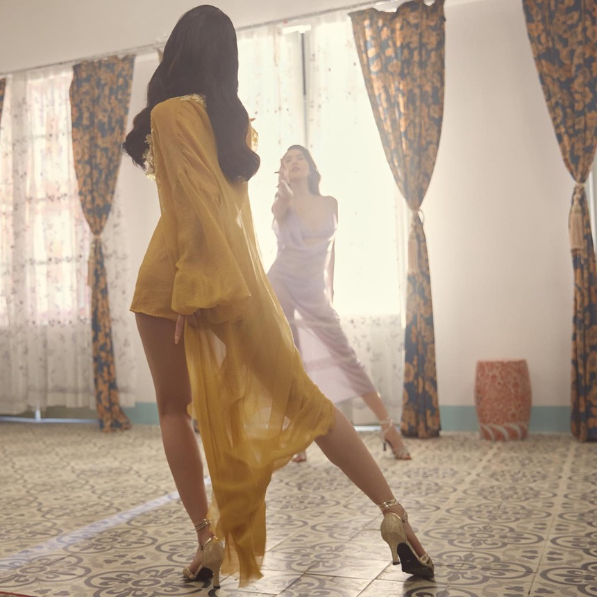 Ngọc Trinh khoe ảnh đọ sắc đẹp mê mẩn bên Minh Hằng - Ảnh 14.