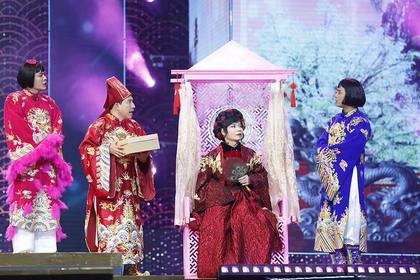 Hậu trường Táo quân 2023: Vợ trẻ bật khóc khi 'cô Đẩu' Công Lý được 'Thiên Lôi' dìu ra sân khấu chào khán giả - Ảnh 3.