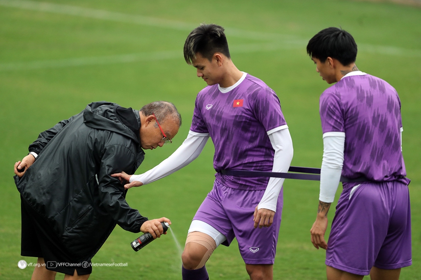 Bóng đá Việt Nam ngày 11/1: Tuyển Việt Nam thoải mái tập luyện chờ đấu Thái Lan - Ảnh 1.