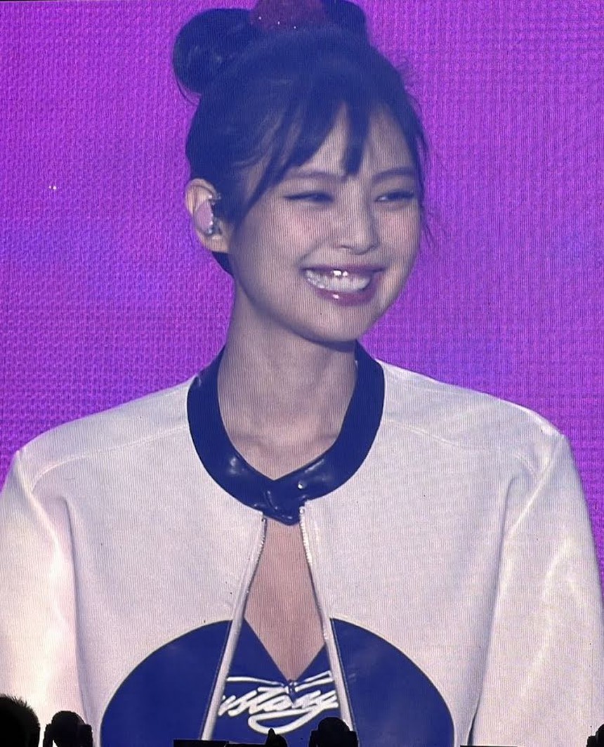 Jennie Blackpink gây chú ý khi thay đổi cách trang điểm tại Born Pink tour - Ảnh 8.