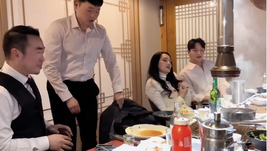 Loạt khoảnh khắc Hương Giang thân thiết bên mỹ nam Hàn Quốc, nghi có tình mới sau chia tay Mat Liu? - Ảnh 1. Loạt khoảnh khắc Hương Giang thân thiết bên mỹ nam Hàn Quốc, nghi có tình mới sau chia tay Mat Liu? - Ảnh 1.