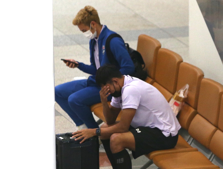 Theerathon từ chối bắt tay người hâm mộ, Teerasil Dangda mát xa cho đồng đội - Ảnh 2.