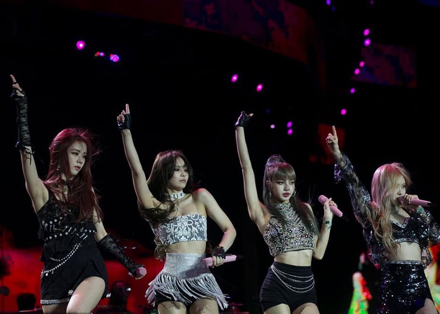 Nhìn lại sân khấu huyền thoại của BLACKPINK tại Coachella 2019: Rosé như “con gái thần gió", bí ẩn tóc mái bất biến của Lisa cũng từ đây mà ra!  - Ảnh 12.