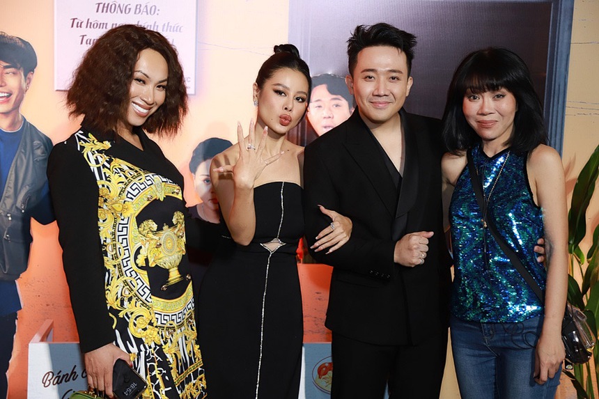 Trấn Thành khoác tay tình tứ bà xã Hari Won, cặp chị em Minh Hằng - Ngọc Trinh khoe nhan sắc một chín một mười - Ảnh 18. Trấn Thành khoác tay tình tứ bà xã Hari Won, cặp chị em Minh Hằng - Ngọc Trinh khoe nhan sắc một chín một mười - Ảnh 18.