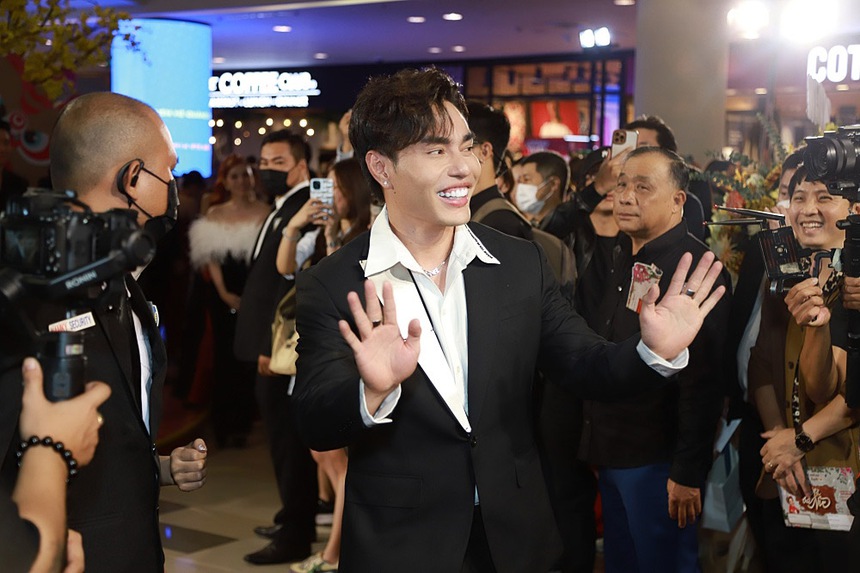 Trấn Thành khoác tay tình tứ bà xã Hari Won, cặp chị em Minh Hằng - Ngọc Trinh khoe nhan sắc một chín một mười - Ảnh 6. Trấn Thành khoác tay tình tứ bà xã Hari Won, cặp chị em Minh Hằng - Ngọc Trinh khoe nhan sắc một chín một mười - Ảnh 6.