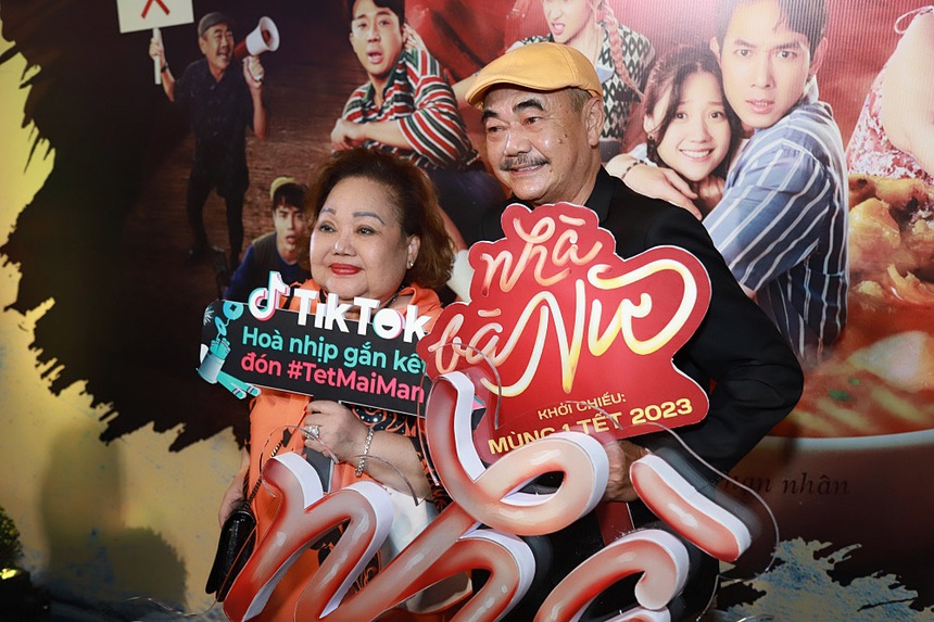 Trấn Thành khoác tay tình tứ bà xã Hari Won, cặp chị em Minh Hằng - Ngọc Trinh khoe nhan sắc một chín một mười - Ảnh 4. Trấn Thành khoác tay tình tứ bà xã Hari Won, cặp chị em Minh Hằng - Ngọc Trinh khoe nhan sắc một chín một mười - Ảnh 4.